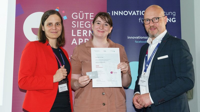Foto der Verleihung des Gütesiegels an die App Entwickler von Antolin Deutsch