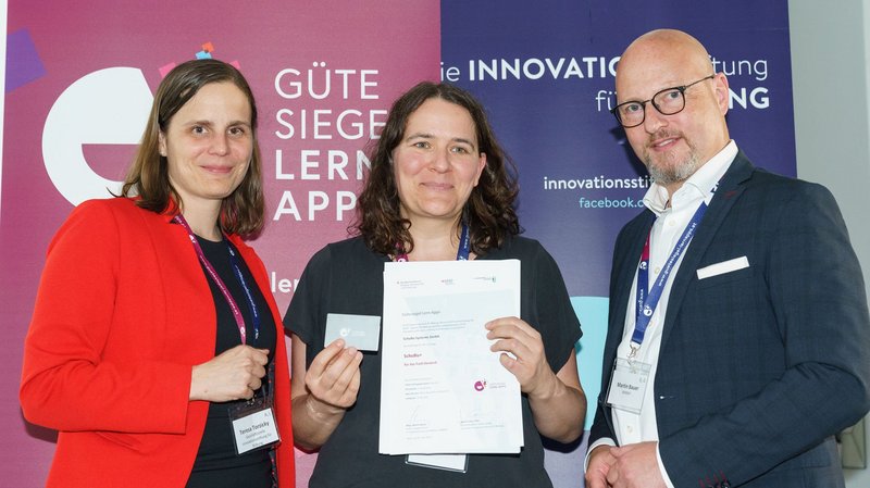 Foto der Verleihung des Lern-Apps Gütesiegels an die App-Entwickler der Kurse SchuBu+Deutsch, SchuBu+ Physik und SchuBu Biologie der App SchuBu