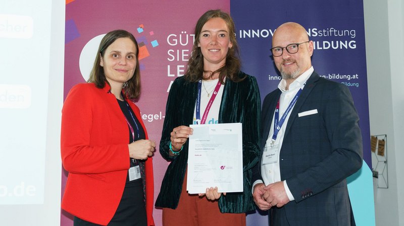 Foto der Verleihung des Lern-Apps Gütesiegels an die App-Entwickler von  Onilo.de